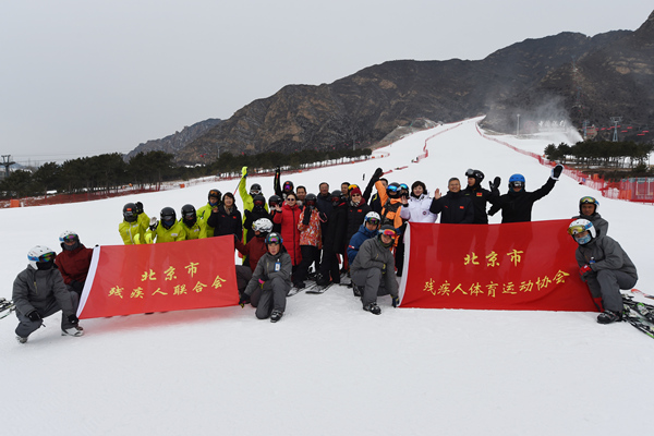 图为领导与冰雪运动员合影