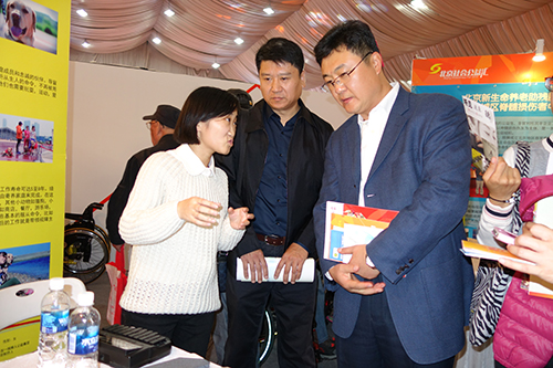 郭书记与丰台一加一盲人速录员亲切交谈