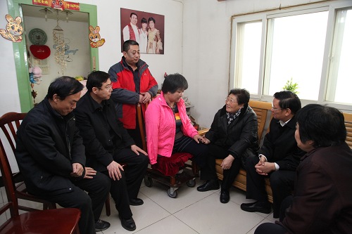 图为到困难残疾人家庭了解慰问