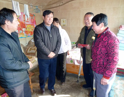 图为应急救助项目慰问现场3