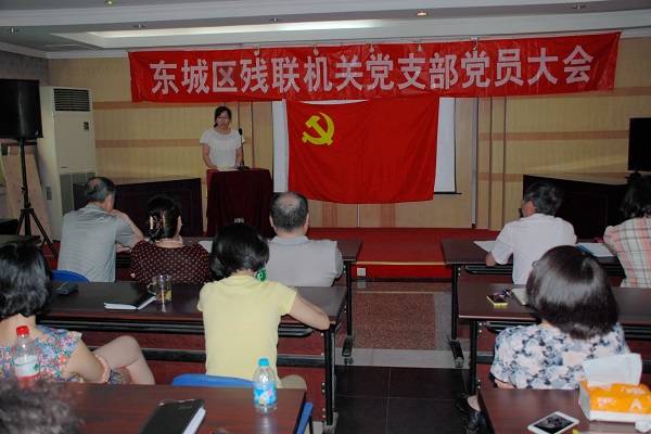 图为选手进行演讲