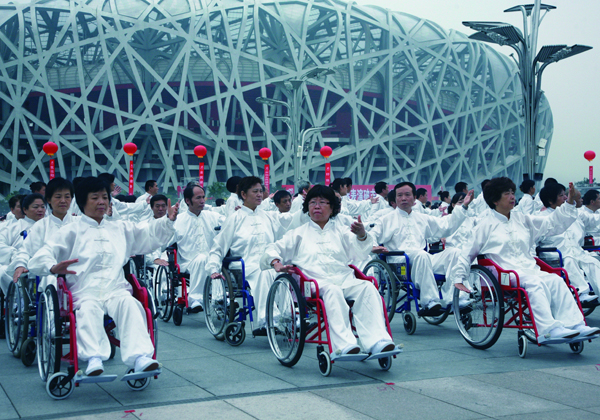 图为 石景山轮椅太极扇健身队