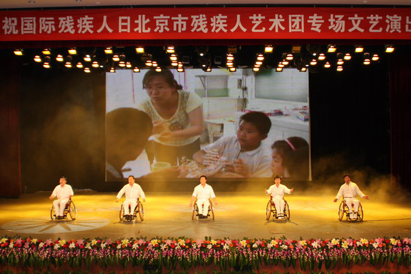 图为 男生小合唱《不白活一回》