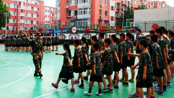 学生在军训 洪蕾
