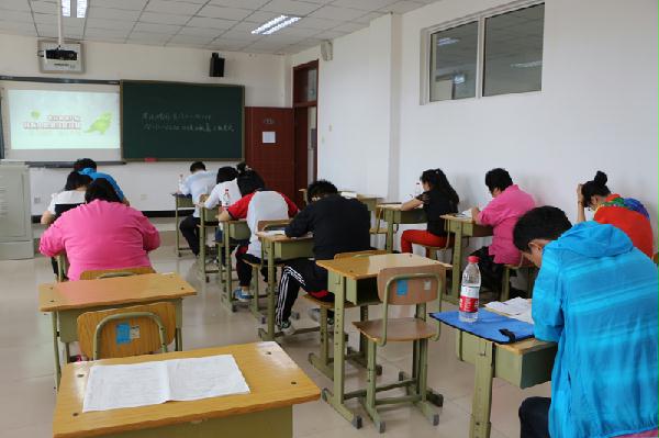 图为计算机操作员考试现场